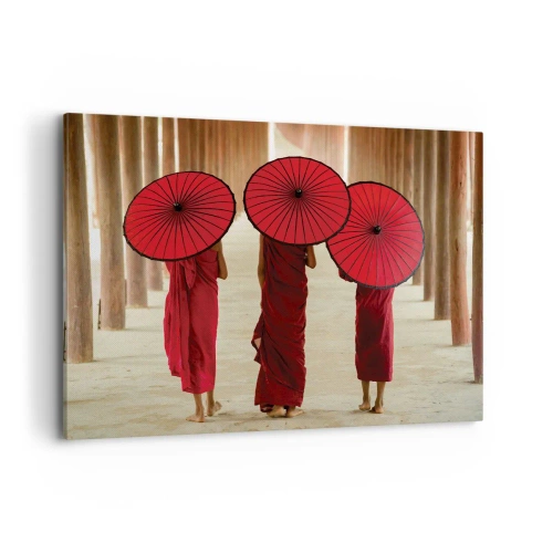 Impression sur toile - Image sur toile - Trois moines avec des parapluies rouges dans l'architecture traditionnelle - 120x80cm - Sur la route du pays pure - Décoration murale moderne pour le salon et la chambre ARTTOR