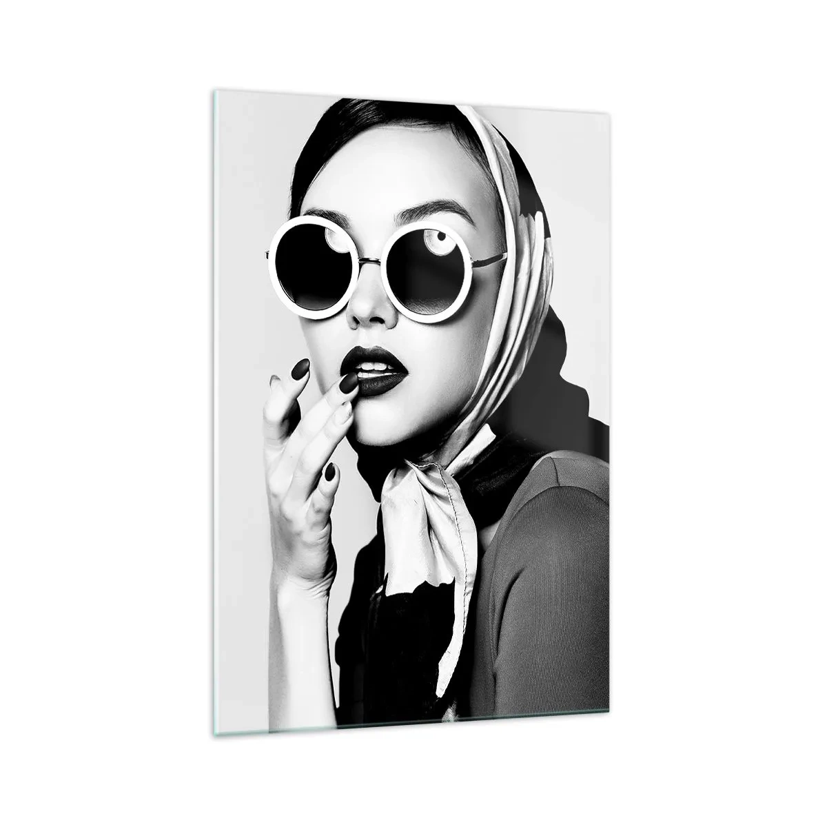 Impression sur verre - Image sur verre - Portrait en noir et blanc d'une femme portant des lunettes et un foulard - 70x100cm - Salutations des années 60 - Décoration murale moderne pour le salon et la chambre ARTTOR