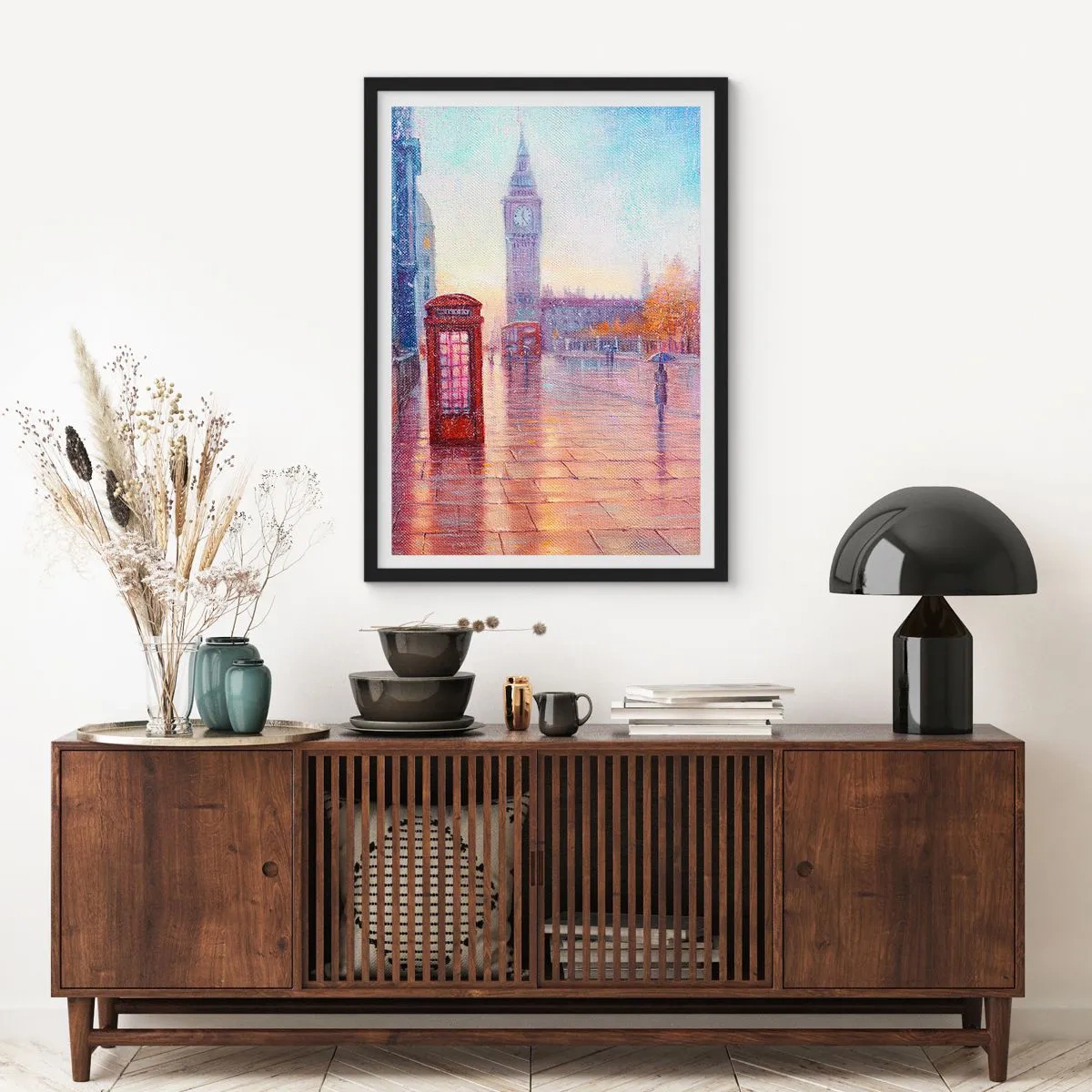 Affiche dans un cadre noir - Poster - Big Ben et la cabine téléphonique rouge un jour de pluie - 50x70cm - Jour automnal londonien - Décoration murale moderne pour le salon et la chambre ARTTOR