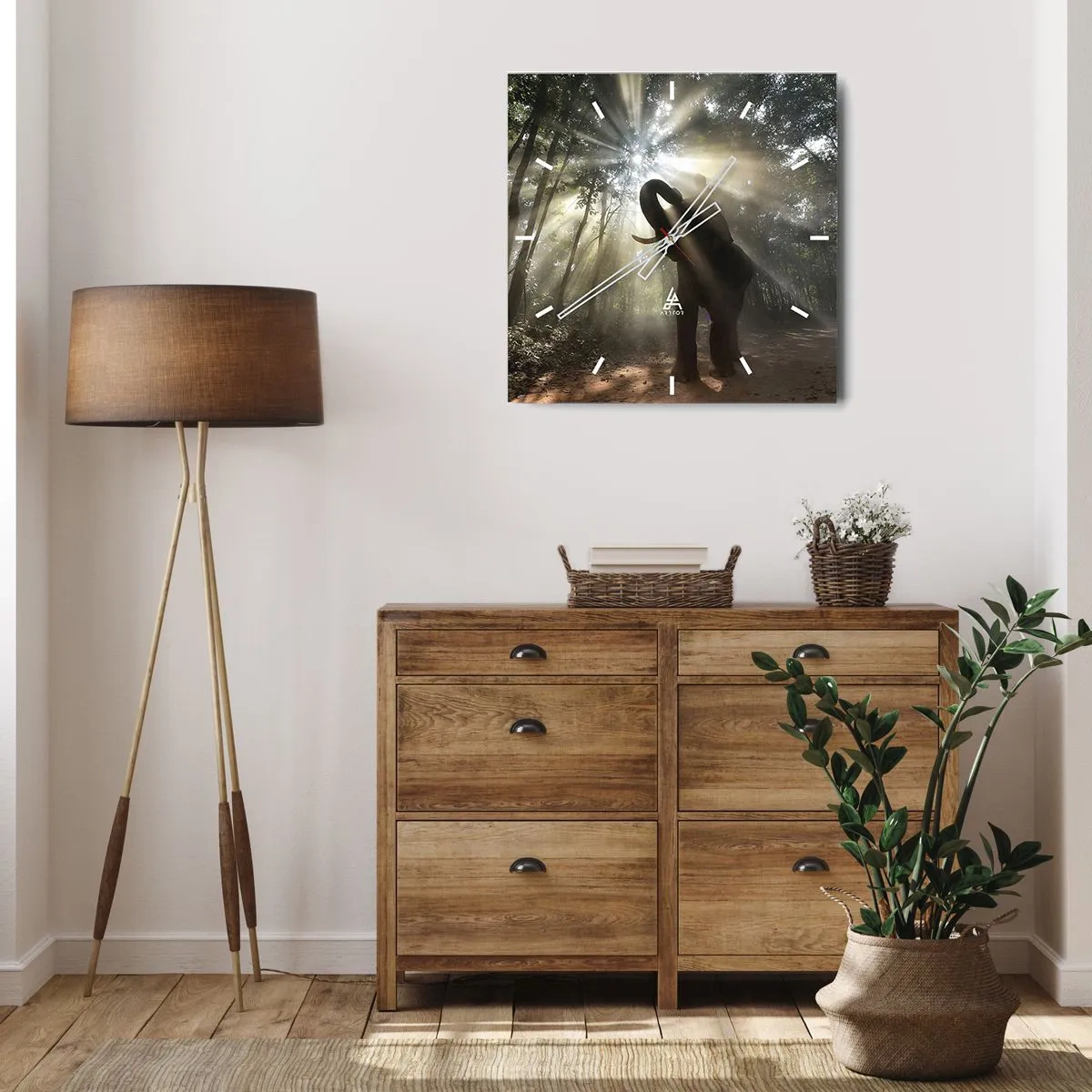 Horloge murale - Pendule murale - Un éléphant dans la forêt entouré de rayons de lumière dans la brume matinale - 30x30cm - Sous la bonne étoile - Décoration murale moderne pour le salon et la chambre ARTTOR