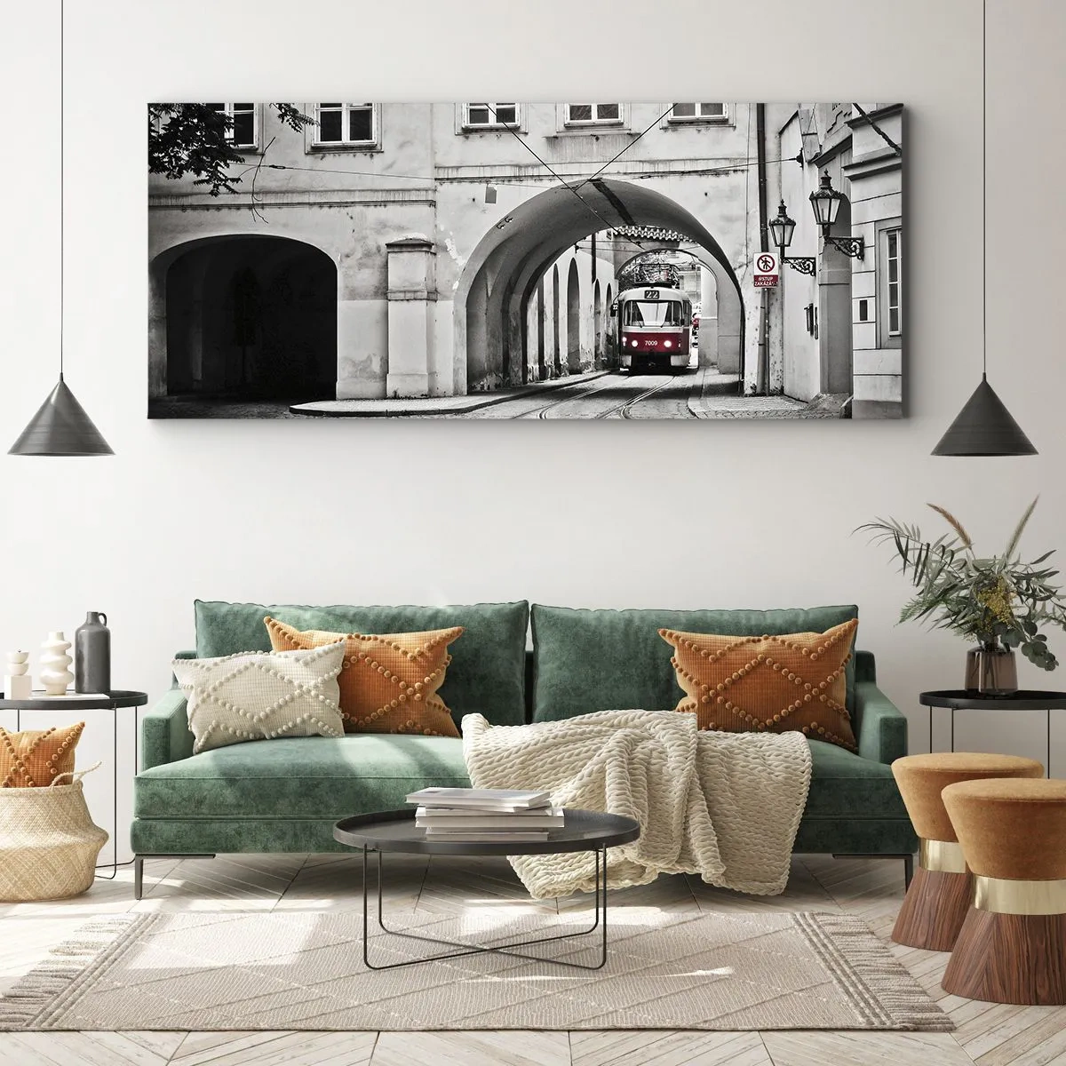 Impression sur toile - Image sur toile - Un tramway noir et blanc dans une rue historique de la ville - 160x50cm - Dans le labyrinthe de la ville - Décoration murale moderne pour le salon et la chambre ARTTOR