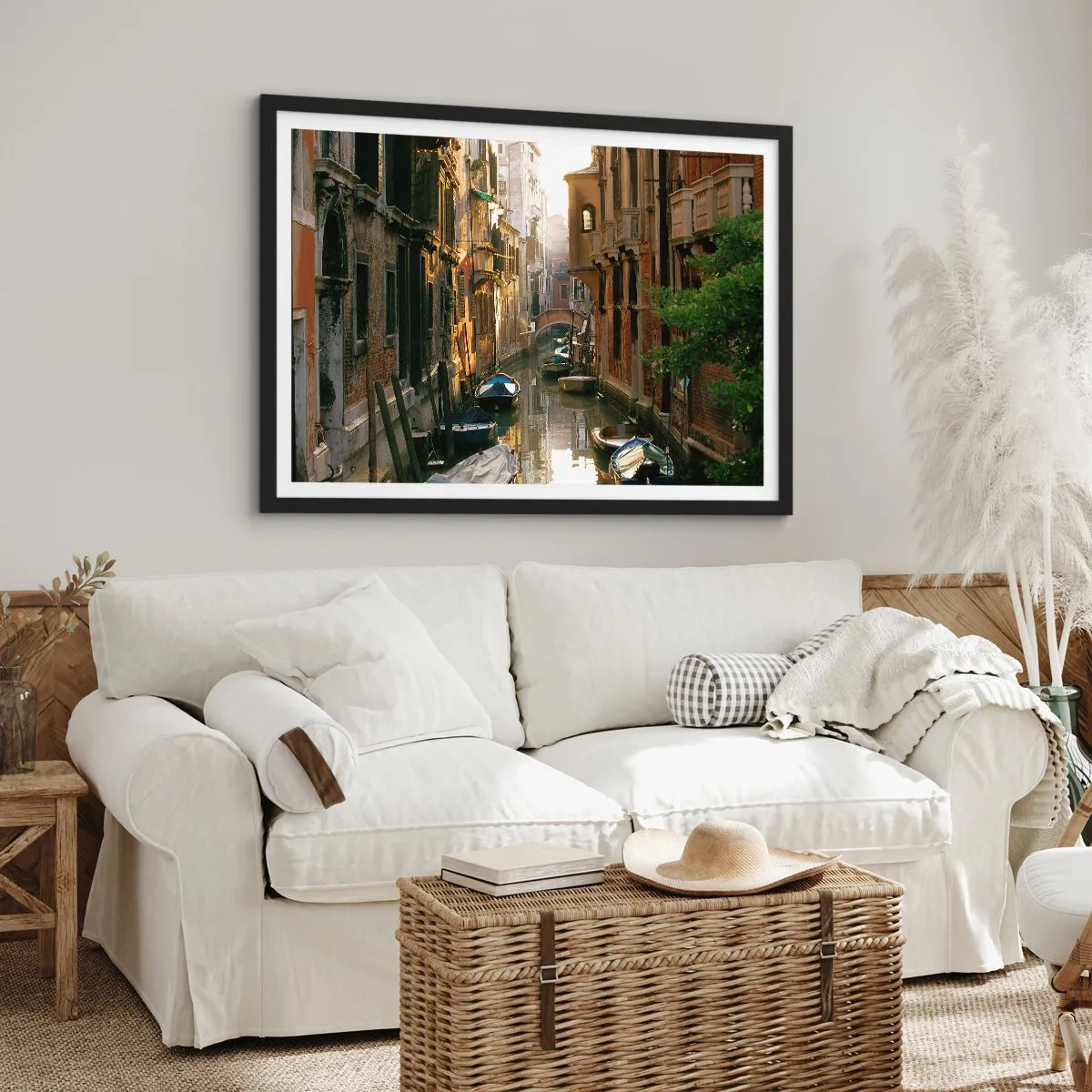 Affiche dans un cadre noir - Poster - Un canal pittoresque à Venise avec des bateaux et un pont - 70x50cm - Dans une ruelle vénitienne - Décoration murale moderne pour le salon et la chambre ARTTOR