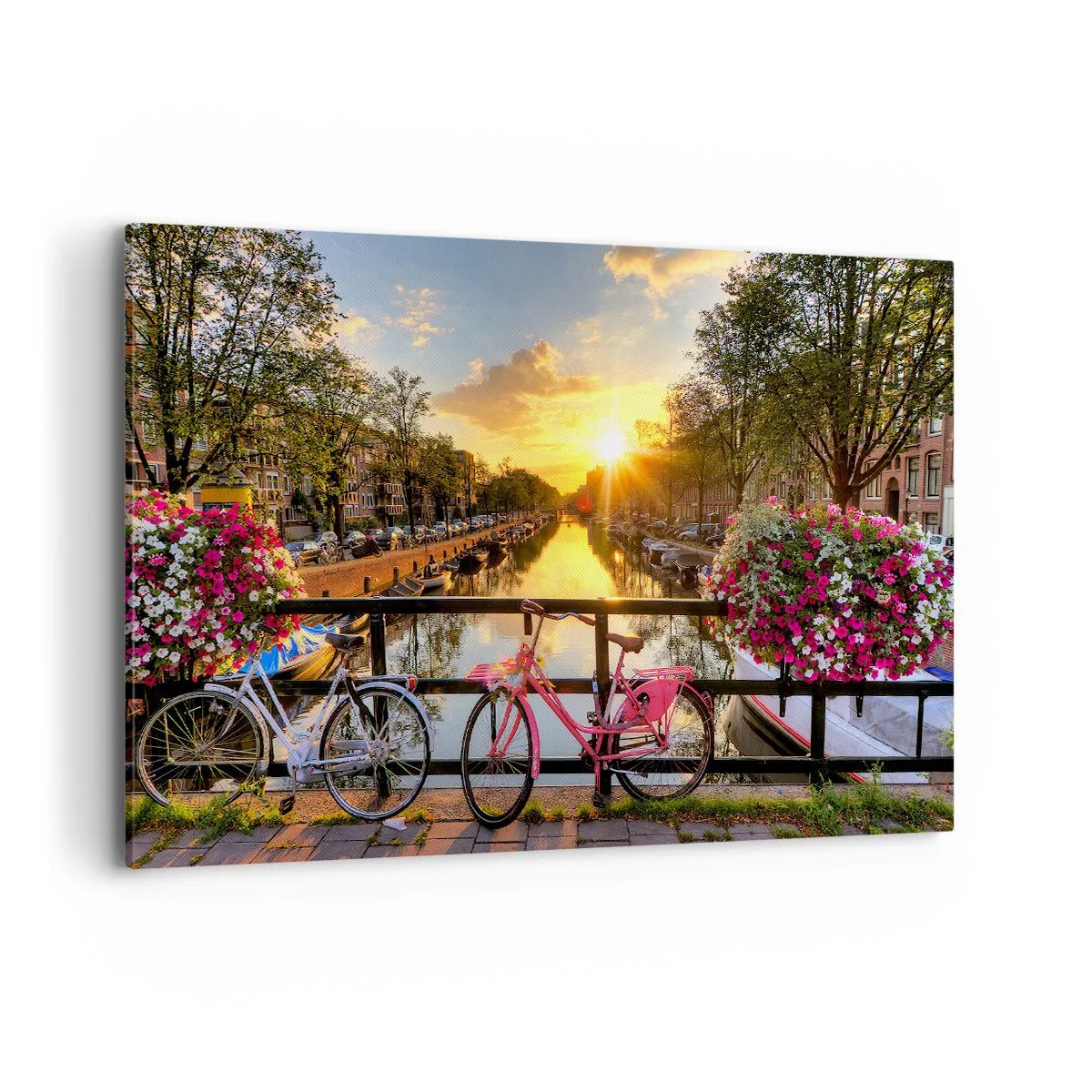 Impression sur toile - Image sur toile - Des vélos sur un pont à la lueur du soleil couchant - 120x80cm - Matin de printemps à Amsterdam - Décoration murale moderne pour le salon et la chambre ARTTOR