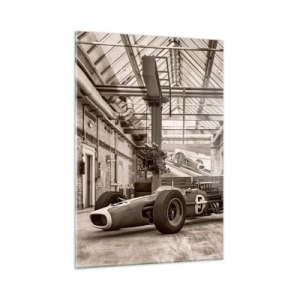Impression sur verre - Image sur verre - Une voiture de course vintage dans un hall industriel - 50x70cm - Le repos du guerrier - Décoration murale moderne pour le salon et la chambre ARTTOR