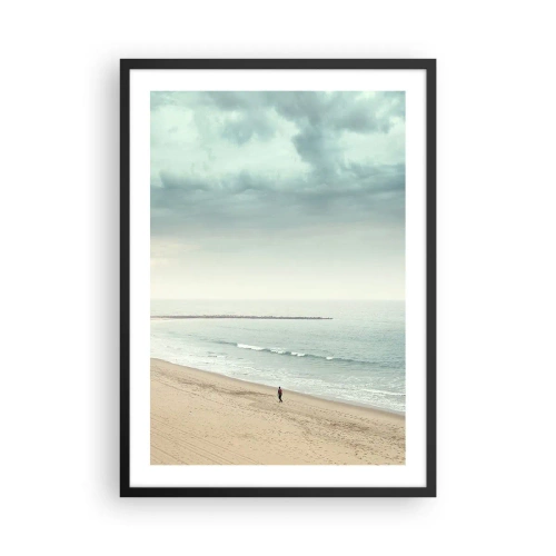 Affiche dans un cadre noir - Poster - Une silhouette solitaire marche le long du rivage sous un ciel couvert. - 50x70cm - à la recherche de la paix - Décoration murale moderne pour le salon et la chambre ARTTOR