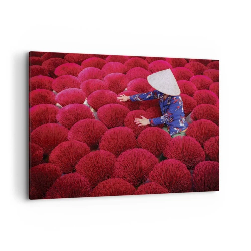 Impression sur toile - Image sur toile - Une femme portant un chapeau traditionnel parmi des bâtons d'encens rouges - 120x80cm - Dans un champ de riz - Décoration murale moderne pour le salon et la chambre ARTTOR