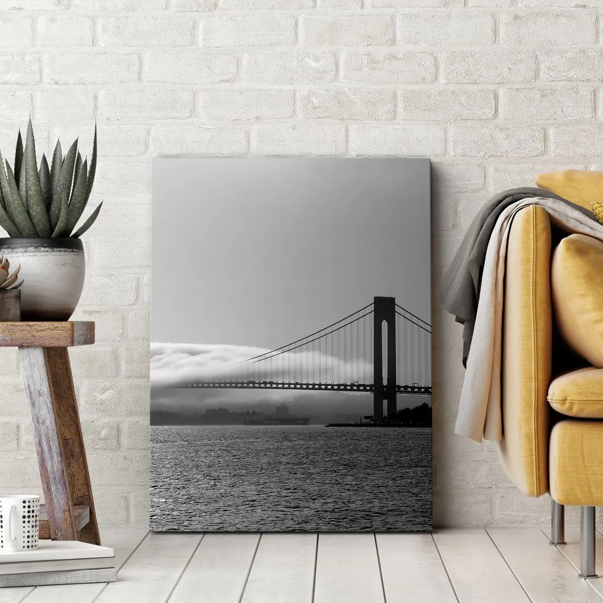 Impression sur toile - Image sur toile - Un pont sur l'eau enveloppé de brouillard dans une photo en noir et blanc - 80x120cm - Naviguez à travers les Portes des Étoiles - Décoration murale moderne pour le salon et la chambre ARTTOR