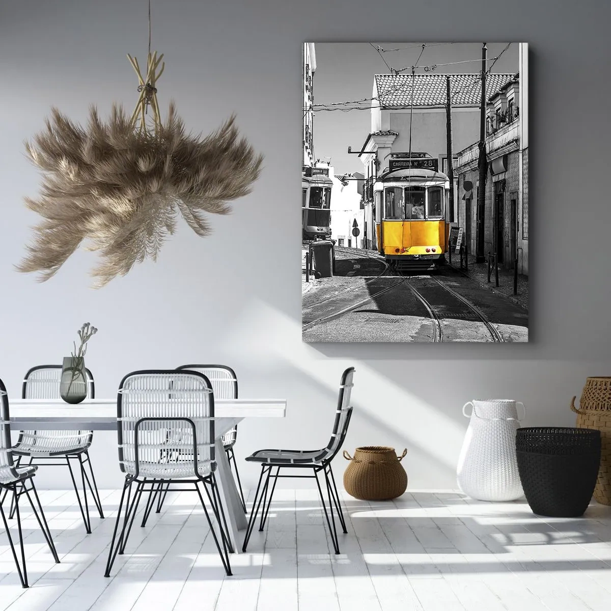 Impression sur toile - Image sur toile - Un tramway jaune dans les rues de Lisbonne dans un décor monochrome - 70x100cm - L'âme de Lisbonne - Décoration murale moderne pour le salon et la chambre ARTTOR
