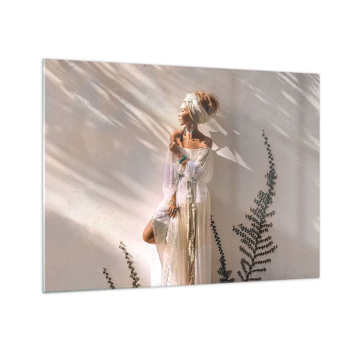 Impression sur verre - Image sur verre - Une femme dans un style bohème sur fond de mur clair et d'ombres végétales - 70x50cm - Le soleil et la fille - Décoration murale moderne pour le salon et la chambre ARTTOR