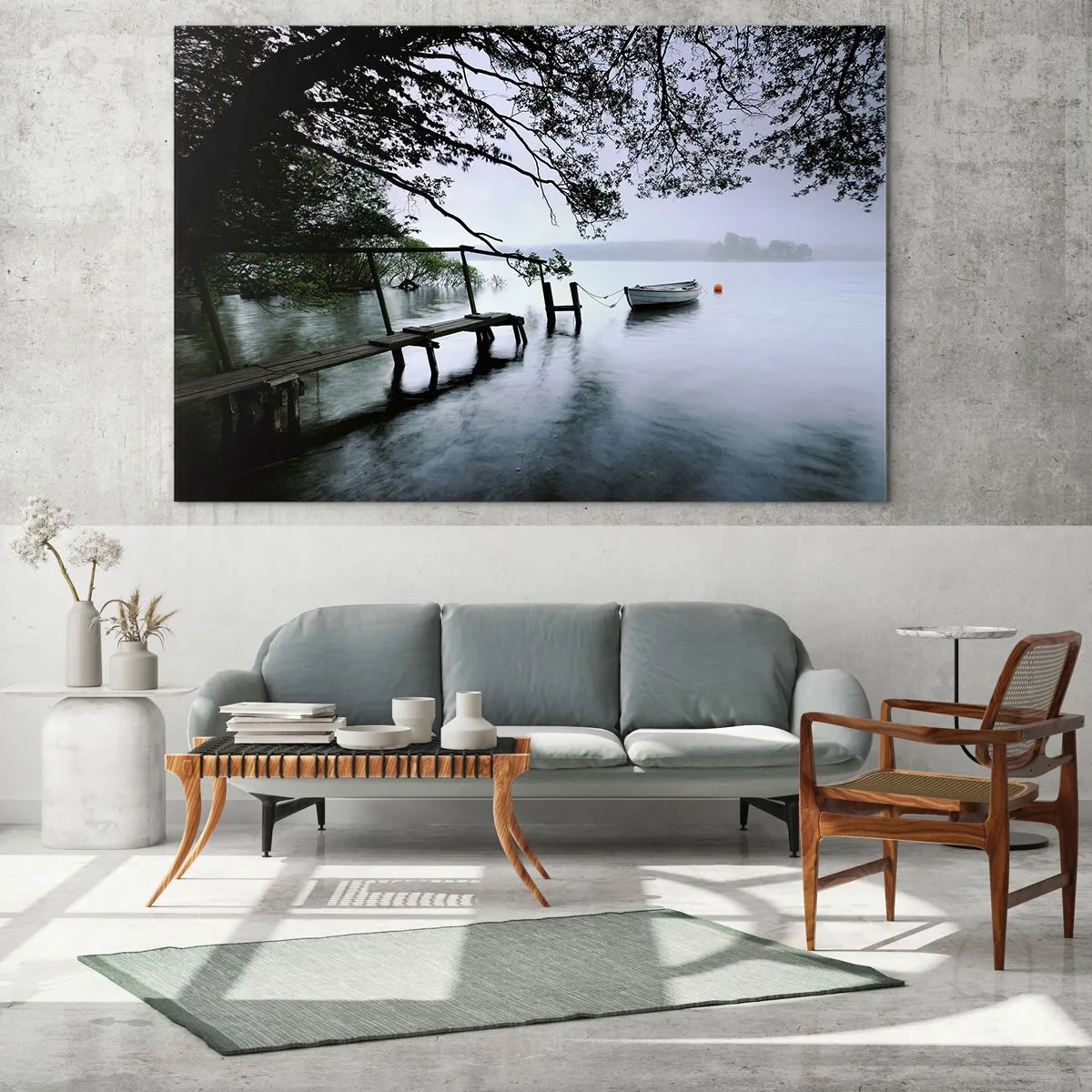 Impression sur verre - Image sur verre - Une jetée en bois sur un lac brumeux avec un bateau en arrière-plan - 70x50cm - Tu te reposes déjà - Décoration murale moderne pour le salon et la chambre ARTTOR