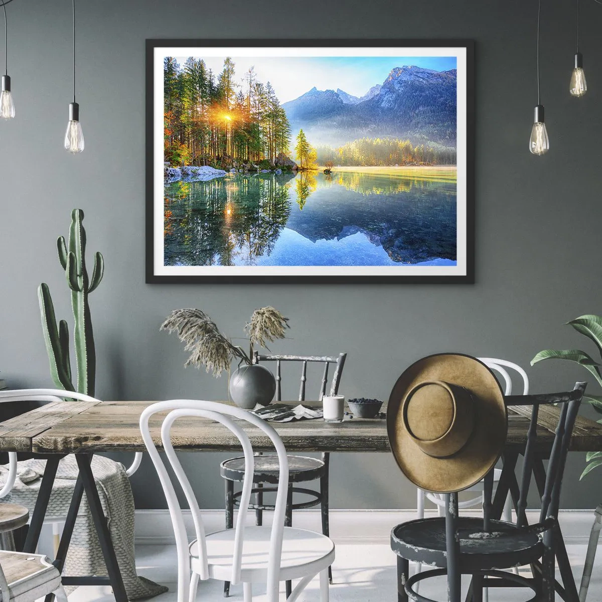 Affiche dans un cadre noir - Poster - Un lac entouré de montagnes et de forêts sous les rayons du soleil - 70x50cm - Majesté et douceur - Décoration murale moderne pour le salon et la chambre ARTTOR