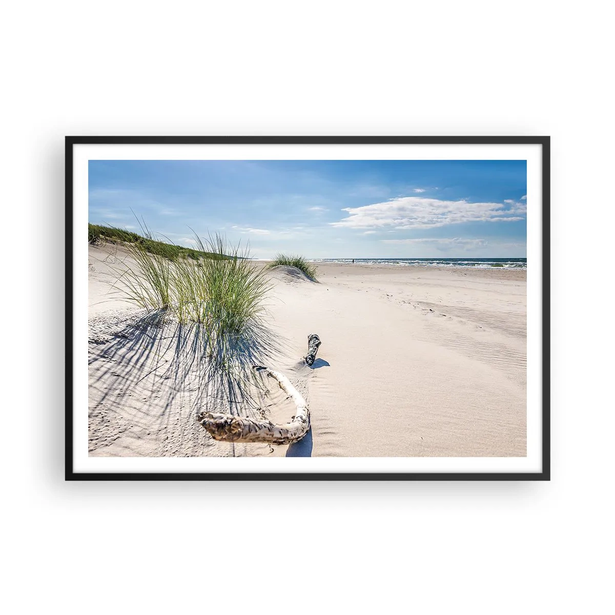 Affiche dans un cadre noir - Poster - Une plage baltique avec du sable, de l'herbe et un ciel bleu calme - 100x70cm - La plus belle? La Baltique - Décoration murale moderne pour le salon et la chambre ARTTOR