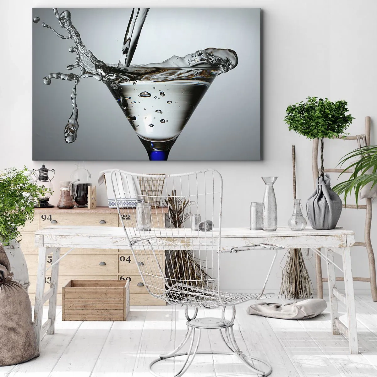Impression sur toile - Image sur toile - Verre à Martini avec éclaboussures d'eau dynamiques sur fond clair. - 70x50cm - Sur le bord de la coupe - Décoration murale moderne pour le salon et la chambre ARTTOR