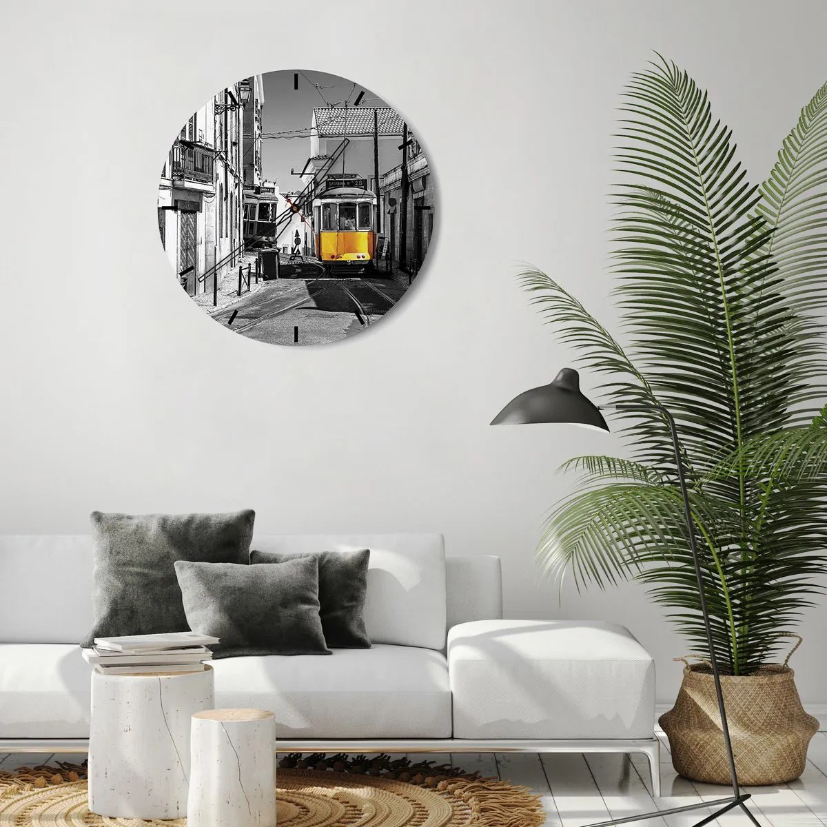 Horloge murale - Pendule murale - Un tramway jaune dans une rue noire et blanche de Lisbonne - 30x30cm - L'âme de Lisbonne - Décoration murale moderne pour le salon, la cuisine et la chambre ARTTOR