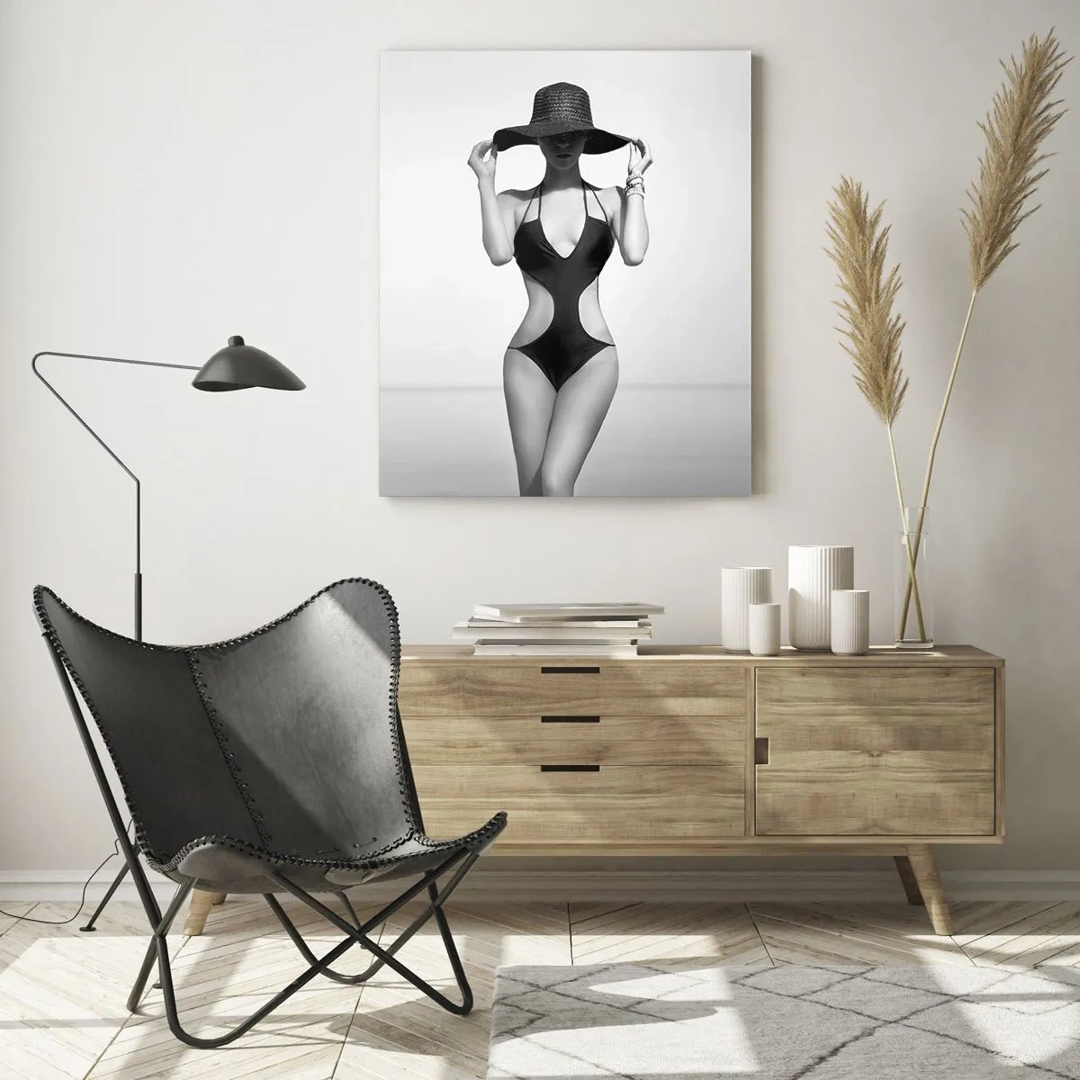 Impression sur verre - Image sur verre - Une femme en maillot de bain noir et chapeau contre la mer - 50x70cm - Mon prénom? Élégance - Décoration murale moderne pour le salon et la chambre ARTTOR