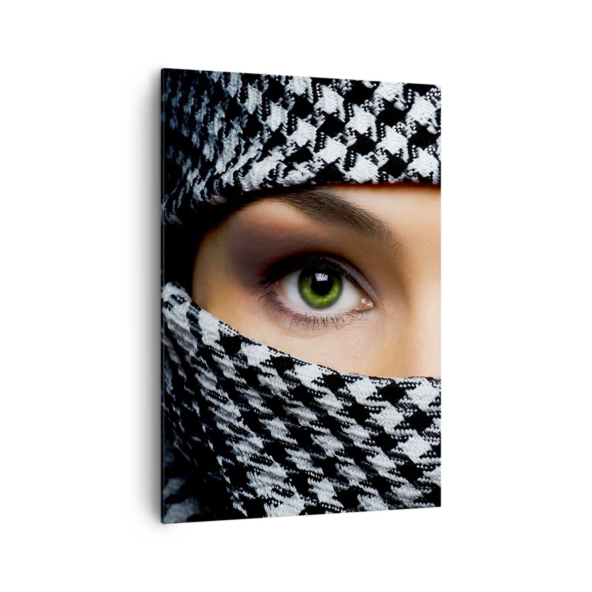 Impression sur toile - Image sur toile - Les yeux verts d'une femme sont cachés derrière un tissu à motifs en noir et blanc. - 70x100cm - Un portrait d'une beauté voilée aux yeux verts - Décoration murale moderne pour le salon et la chambre ARTTOR