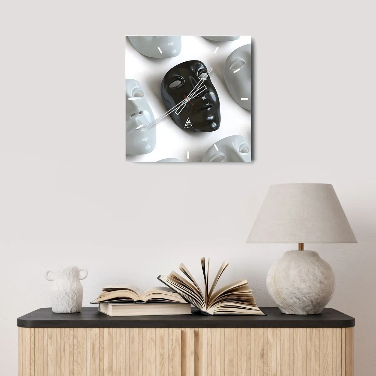 Horloge murale - Pendule murale - Masques noirs et blancs sur fond clair - 30x30cm - Comment se démarquer ? - Décoration murale moderne pour le salon et la chambre ARTTOR