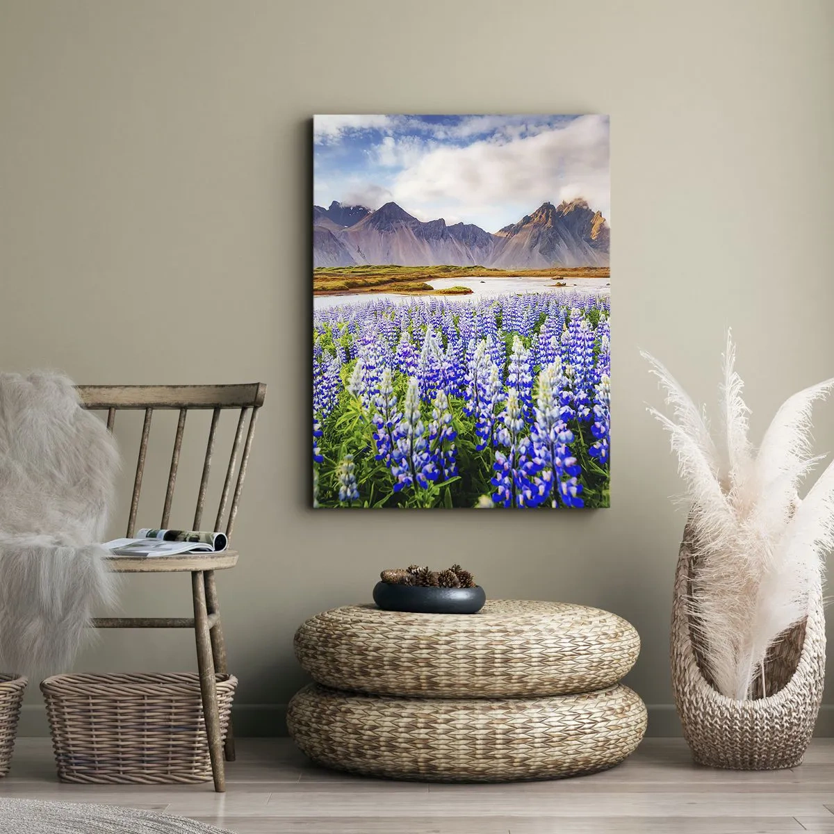Impression sur toile - Image sur toile - Fleurs dans un paysage de montagne avec un ciel pittoresque - 80x120cm - La force et l'austérité côtoient la douceur - Décoration murale moderne pour le salon et la chambre ARTTOR