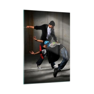 Impression sur verre - Image sur verre - Un groupe de danseurs dans une pose dynamique sur un fond industriel. - 50x70cm - Danser avec le vent de la rue - Décoration murale moderne pour le salon et la chambre ARTTOR