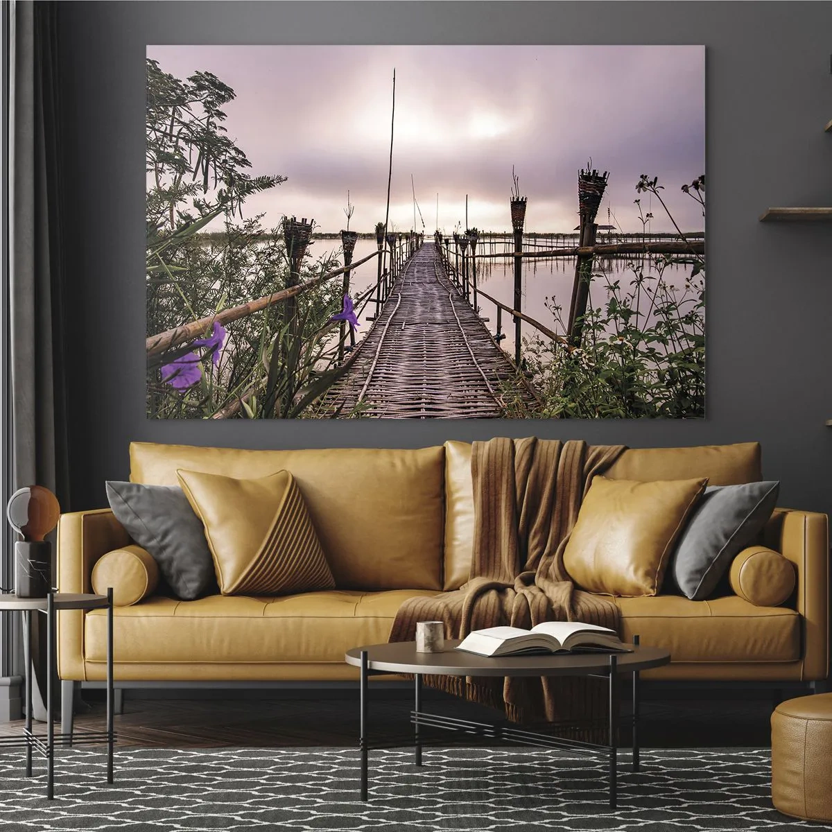 Impression sur verre - Image sur verre - Un pont en bambou traversant le lac, entouré de plantes et de fleurs - 100x70cm - Le silence et le calme d'Asie - Décoration murale moderne pour le salon et la chambre ARTTOR
