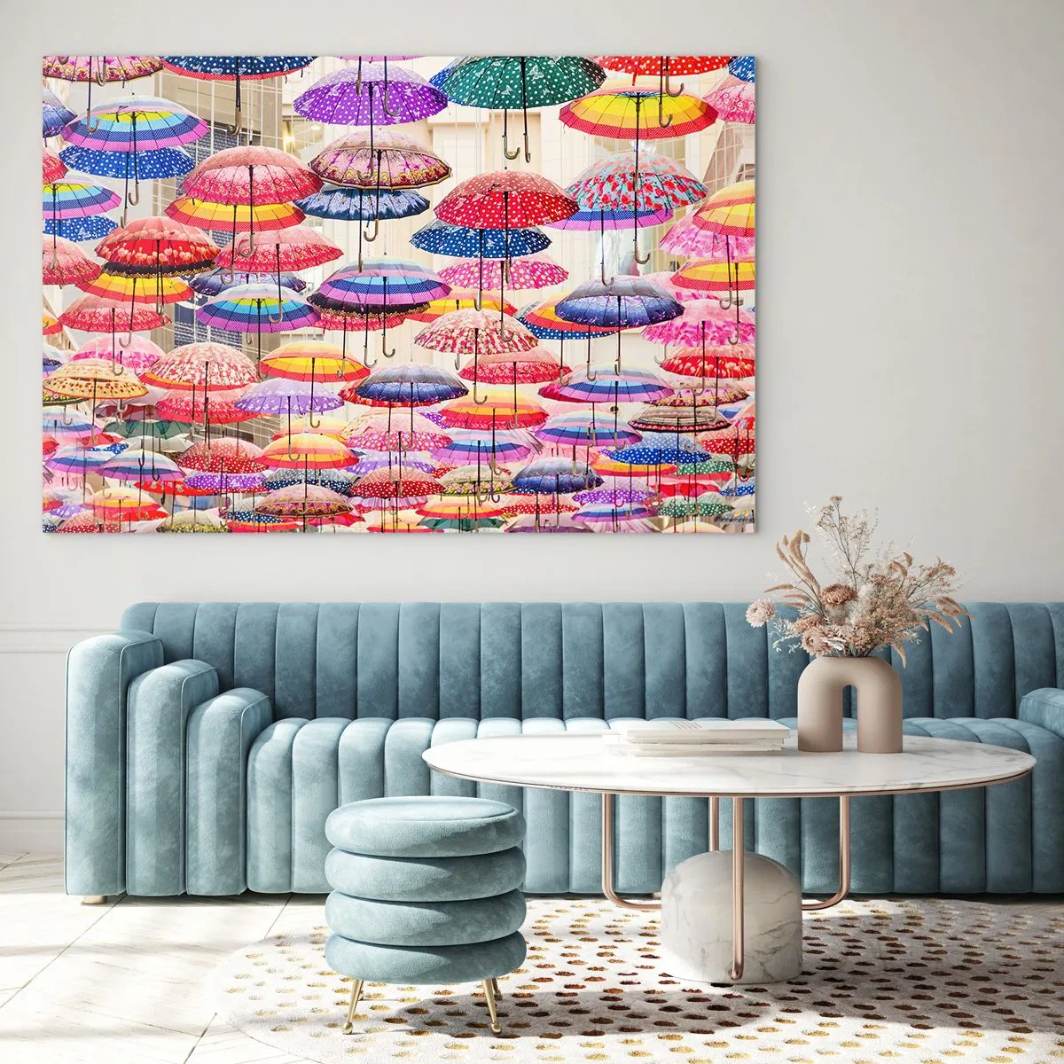 Impression sur verre - Image sur verre - Une photographie de parapluies colorés suspendus dans l'air. - 70x50cm - Prairie de la ville - Décoration murale moderne pour le salon et la chambre ARTTOR