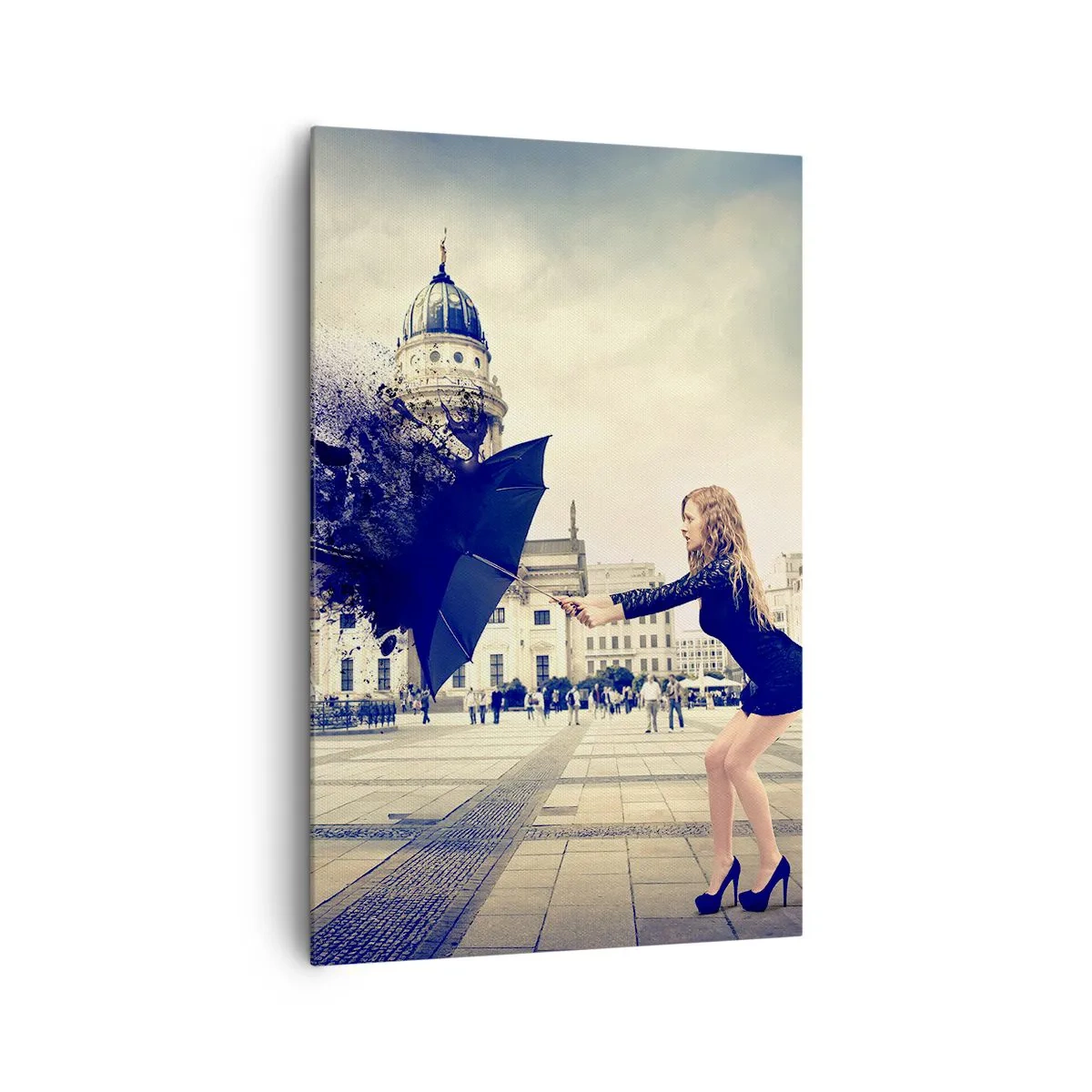 Impression sur toile - Image sur toile - Une femme avec un parapluie dans une composition artistique sur fond urbain - 80x120cm - Il y a un tel vent… - Décoration murale moderne pour le salon et la chambre ARTTOR