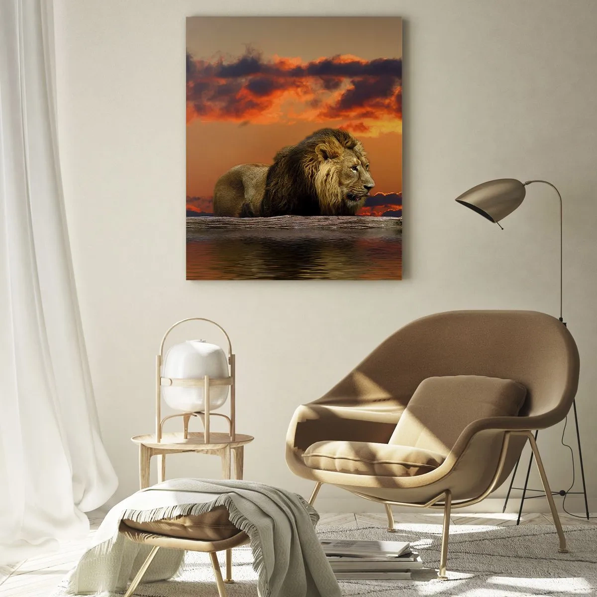 Impression sur verre - Image sur verre - Un lion se repose au bord de l'eau au coucher du soleil avec un ciel dramatique. - 80x120cm - Le roi de la nature - Décoration murale moderne pour le salon et la chambre ARTTOR