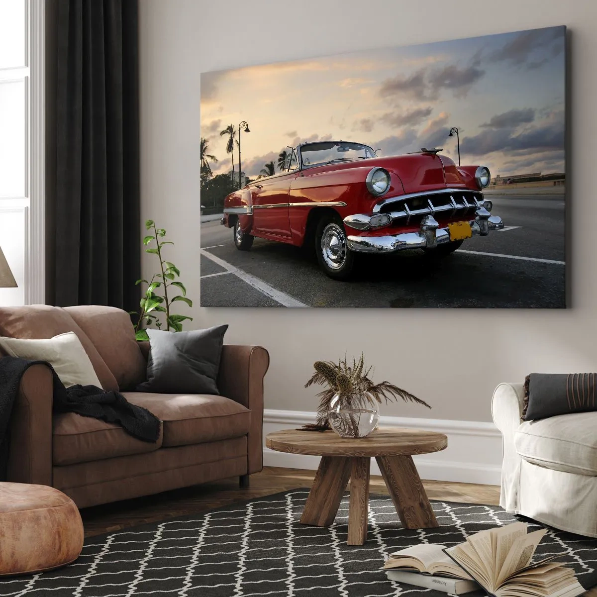 Impression sur toile - Image sur toile - Une décapotable classique rouge garée près des palmiers au crépuscule. - 70x50cm - La chaleur rouge des tropiques - Décoration murale moderne pour le salon et la chambre ARTTOR