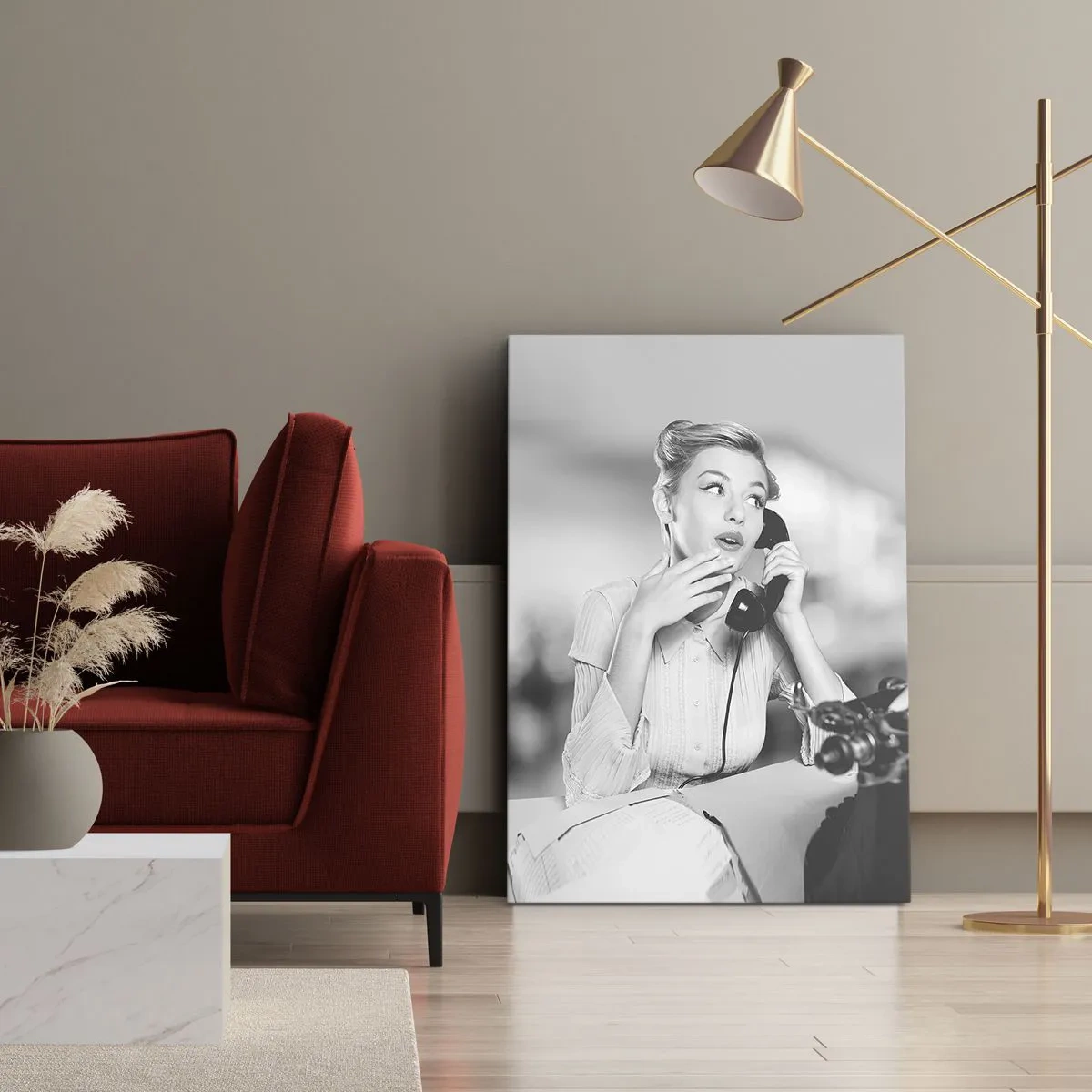 Impression sur toile - Image sur toile - Une femme parlant au téléphone devant une machine à écrire - 50x70cm - Hello! Ici les années 50 - Décoration murale moderne pour le salon et la chambre ARTTOR