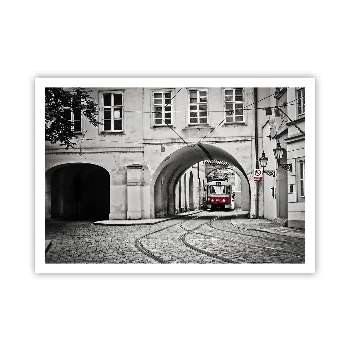 Affiche - Poster - Un tramway noir et blanc dans une rue historique de la ville - 100x70cm - Dans le labyrinthe de la ville - Décoration murale moderne pour le salon et la chambre ARTTOR