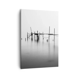Impression sur toile - Image sur toile - Une jetée noire et blanche immergée dans un paysage brumeux - 50x70cm - Et s'il n'y avait pas de monde ? - Décoration murale moderne pour le salon et la chambre ARTTOR