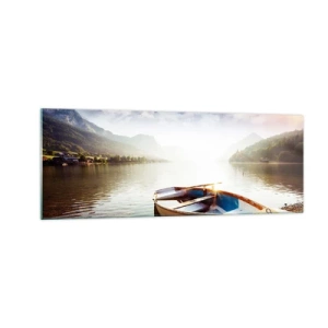 Impression sur verre - Image sur verre - Un bateau sur la rive d'un lac avec vue sur les montagnes le matin - 140x50cm - Au bord de la grande et limpide eau - Décoration murale moderne pour le salon et la chambre ARTTOR