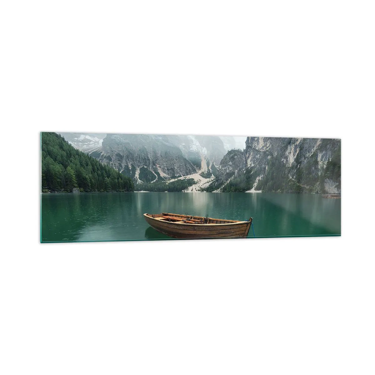 Impression sur verre - Image sur verre - Un bateau en bois sur un quai sur un lac entouré de montagnes - 160x50cm - Faire face à la fierté des rochers - Décoration murale moderne pour le salon et la chambre ARTTOR