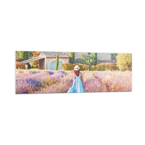 Impression sur verre - Image sur verre - Une femme en robe bleue marchant dans un champ de lavande avec vue sur une maison. - 160x50cm - Fille de la lavande - Décoration murale moderne pour le salon et la chambre ARTTOR
