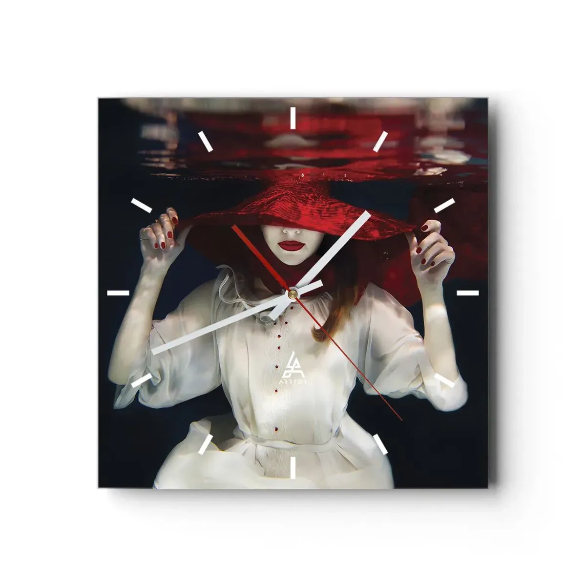 Horloge murale - Pendule murale - Une femme avec un chapeau rouge immergée dans l'eau - 30x30cm - Femme mystérieuse - Décoration murale moderne pour le salon et la chambre ARTTOR