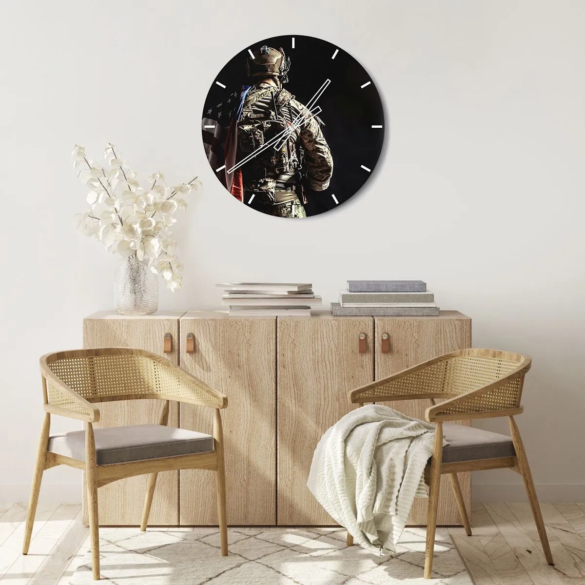 Horloge murale - Pendule murale - Un soldat en uniforme avec un sac à dos et un drapeau sur un fond sombre - 30x30cm - C'est exactement pour ça - Décoration murale moderne pour le salon, la cuisine et la chambre ARTTOR