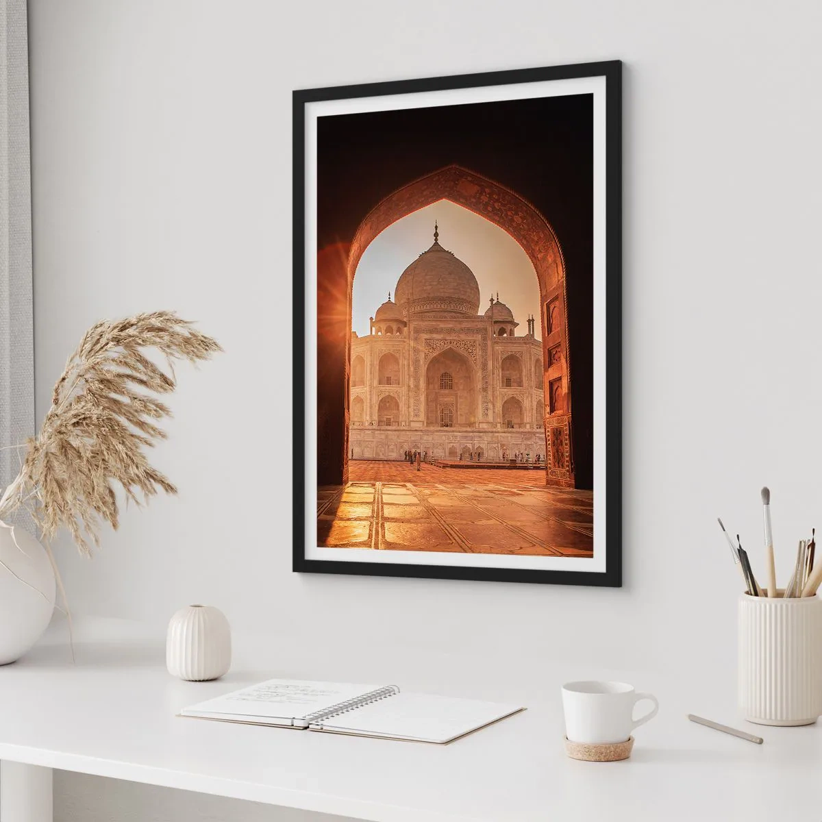 Affiche dans un cadre noir - Poster - La structure monumentale vue à travers l'arche ornée au coucher du soleil - 50x70cm - Un monument à l'amour surnaturel - Décoration murale moderne pour le salon et la chambre ARTTOR