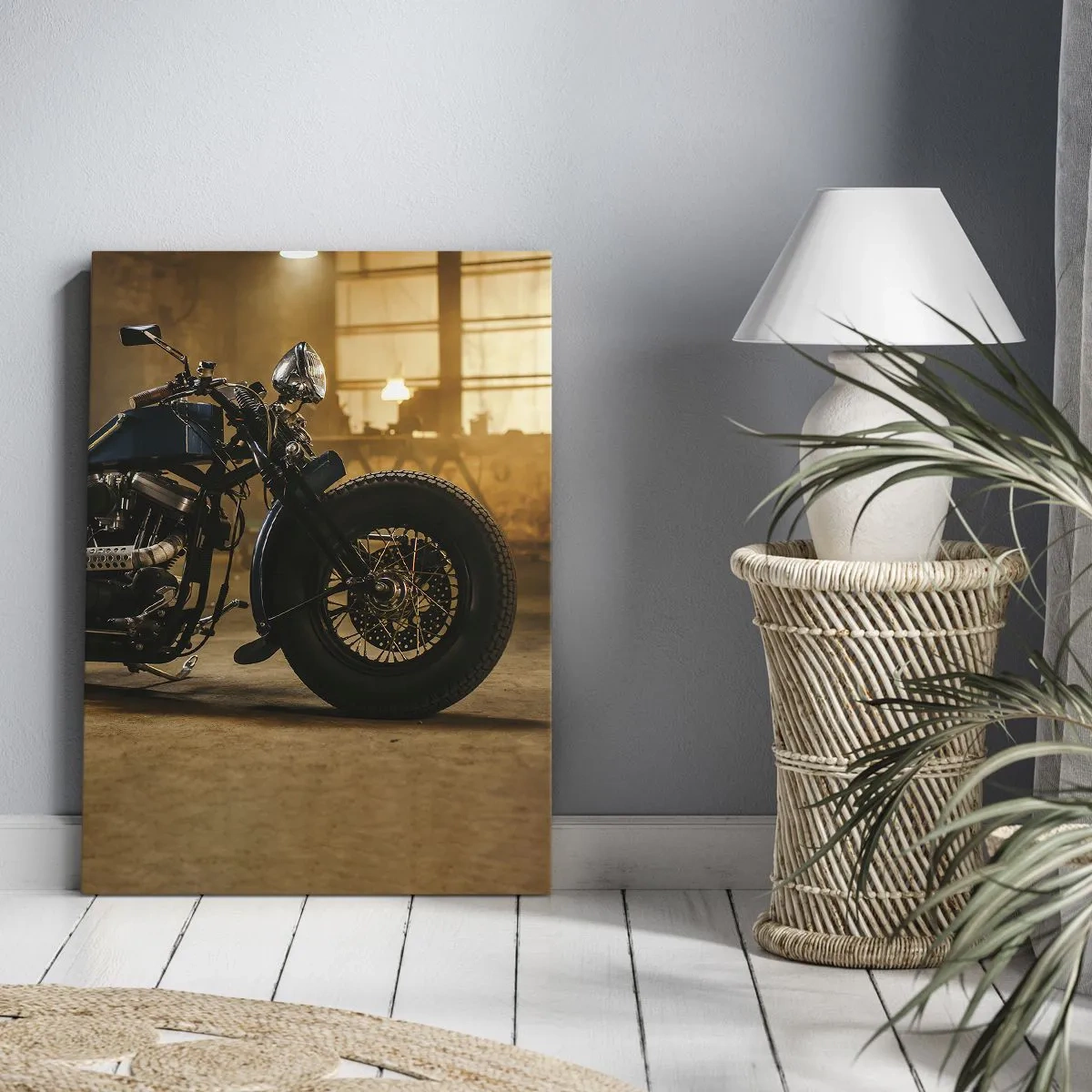 Impression sur toile - Image sur toile - Une moto élégante dans un intérieur industriel avec un éclairage chaleureux - 80x120cm - Je peux tout - Décoration murale moderne pour le salon et la chambre ARTTOR