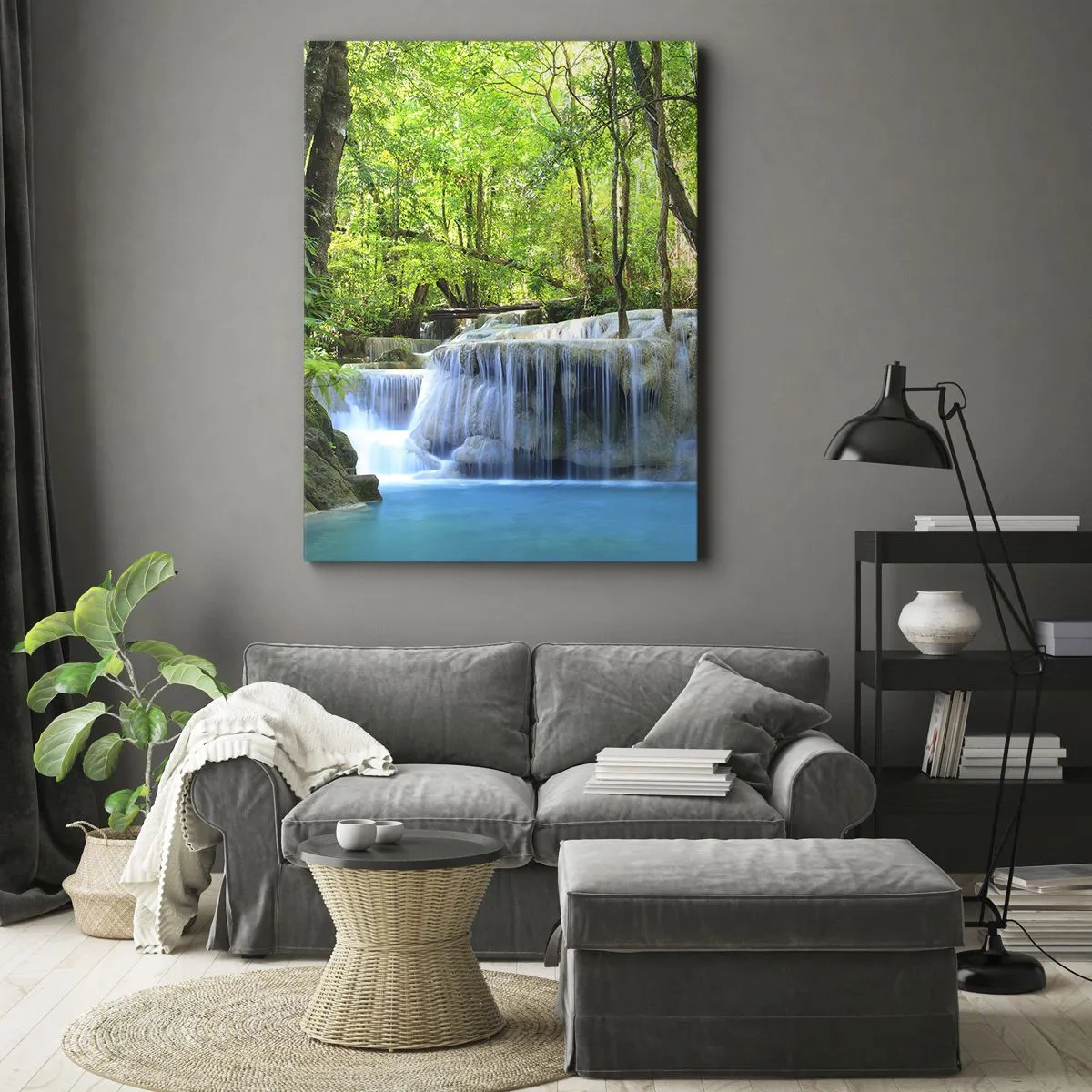 Impression sur toile - Image sur toile - Une cascade parmi des arbres verts avec de l'eau bleue dans un cadre naturel - 80x120cm - Se noyer dans le turquoise et le vert - Décoration murale moderne pour le salon et la chambre ARTTOR