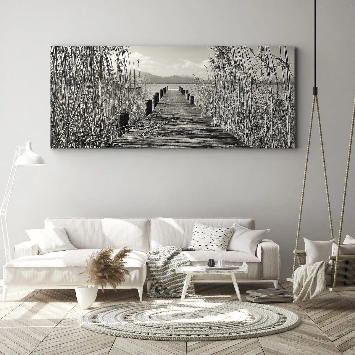 Impression sur toile - Image sur toile - Une jetée en bois parmi les hautes herbes au-dessus d'un lac aux tons sépia - 140x50cm - Dans le calme de l'herbe - Décoration murale moderne pour le salon et la chambre ARTTOR