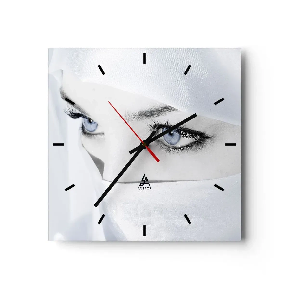 Horloge murale - Pendule murale - Portrait d'une femme aux yeux bleus cachés derrière un voile blanc - 30x30cm - Directement des mille et une nuits - Décoration murale moderne pour le salon et la chambre ARTTOR