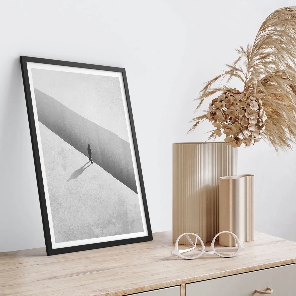 Affiche dans un cadre noir - Poster - Une figure debout au-dessus d'un précipice dans un décor monochrome - 50x70cm - Un objectif clair - Décoration murale moderne pour le salon et la chambre ARTTOR