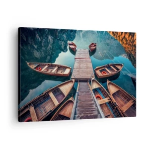 Impression sur toile - Image sur toile - Bateaux en bois sur un quai sur un lac de montagne - 70x50cm - J'attends à la marina - Décoration murale moderne pour le salon et la chambre ARTTOR
