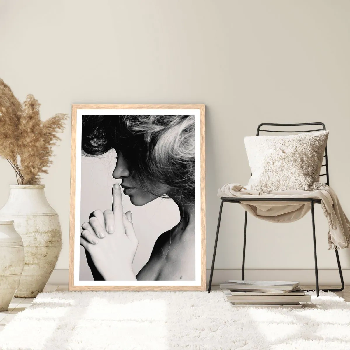 Affiche dans un chêne clair - Poster - A l'écoute d'elle-même - 70x100 cm