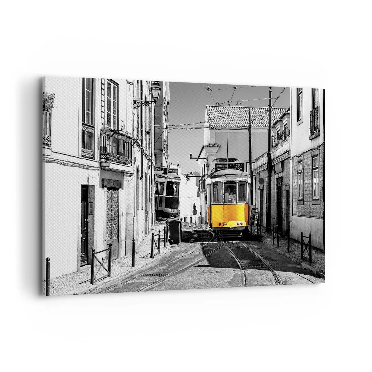 Impression sur toile - Image sur toile - Un tramway jaune dans les rues de Lisbonne dans un décor monochrome - 120x80cm - L'âme de Lisbonne - Décoration murale moderne pour le salon et la chambre ARTTOR