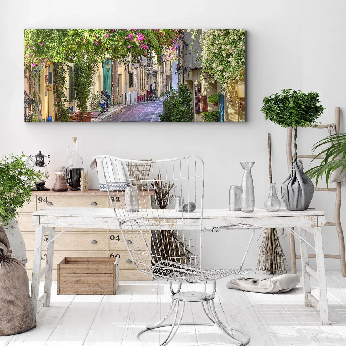 Impression sur toile - Image sur toile - Une charmante rue avec des vignes fleuries et des tables de café - 120x50cm - Allée fleurie - Décoration murale moderne pour le salon et la chambre ARTTOR