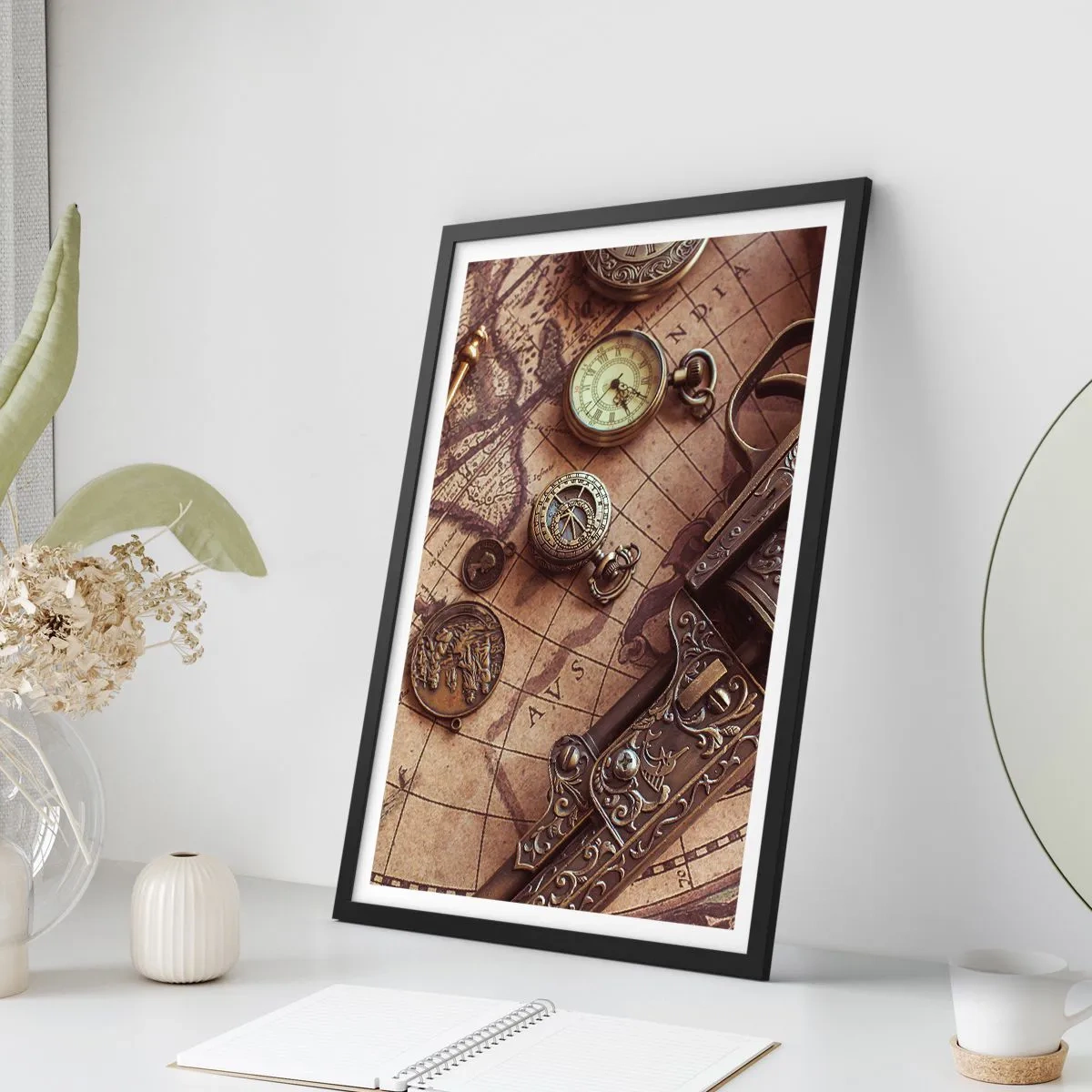 Affiche dans un cadre noir - Poster - Une boussole, une carte et des objets anciens symbolisant l'aventure - 50x70cm - L'aventure appelle - Décoration murale moderne pour le salon et la chambre ARTTOR