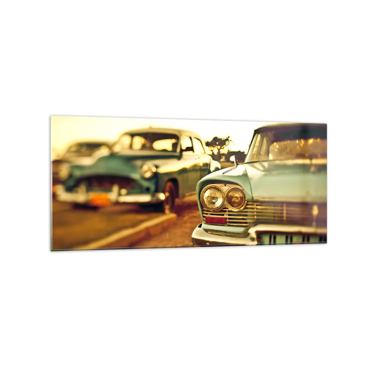 Impression sur verre - Image sur verre - Voitures classiques dans la chaude lumière du coucher du soleil - 120x50cm - Nous attendrons et verrons - Décoration murale moderne pour le salon et la chambre ARTTOR