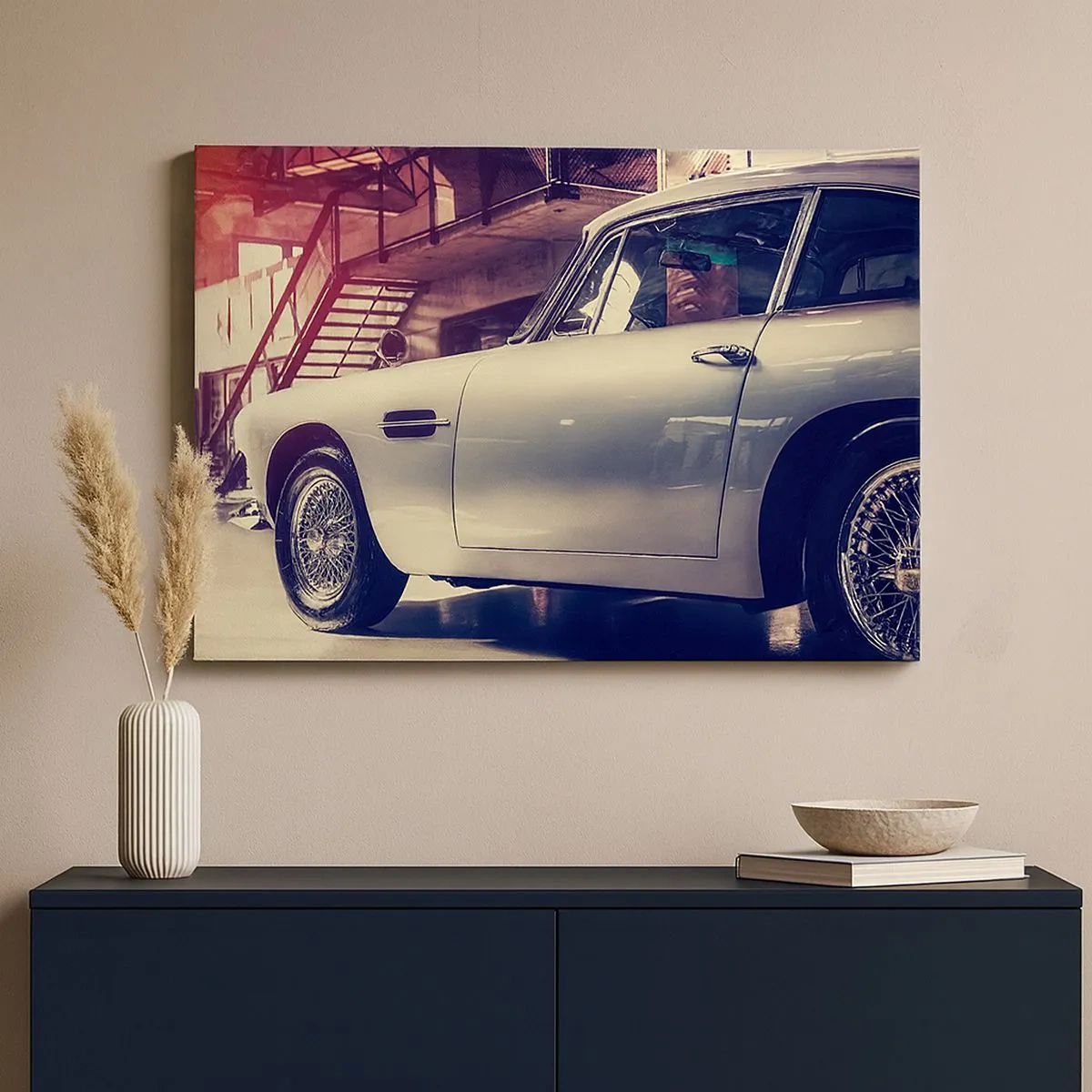 Impression sur toile - Image sur toile - Une voiture classique dans un garage élégant avec un intérieur industriel - 70x50cm - Les classiques ne vieillissent pas - Décoration murale moderne pour le salon et la chambre ARTTOR