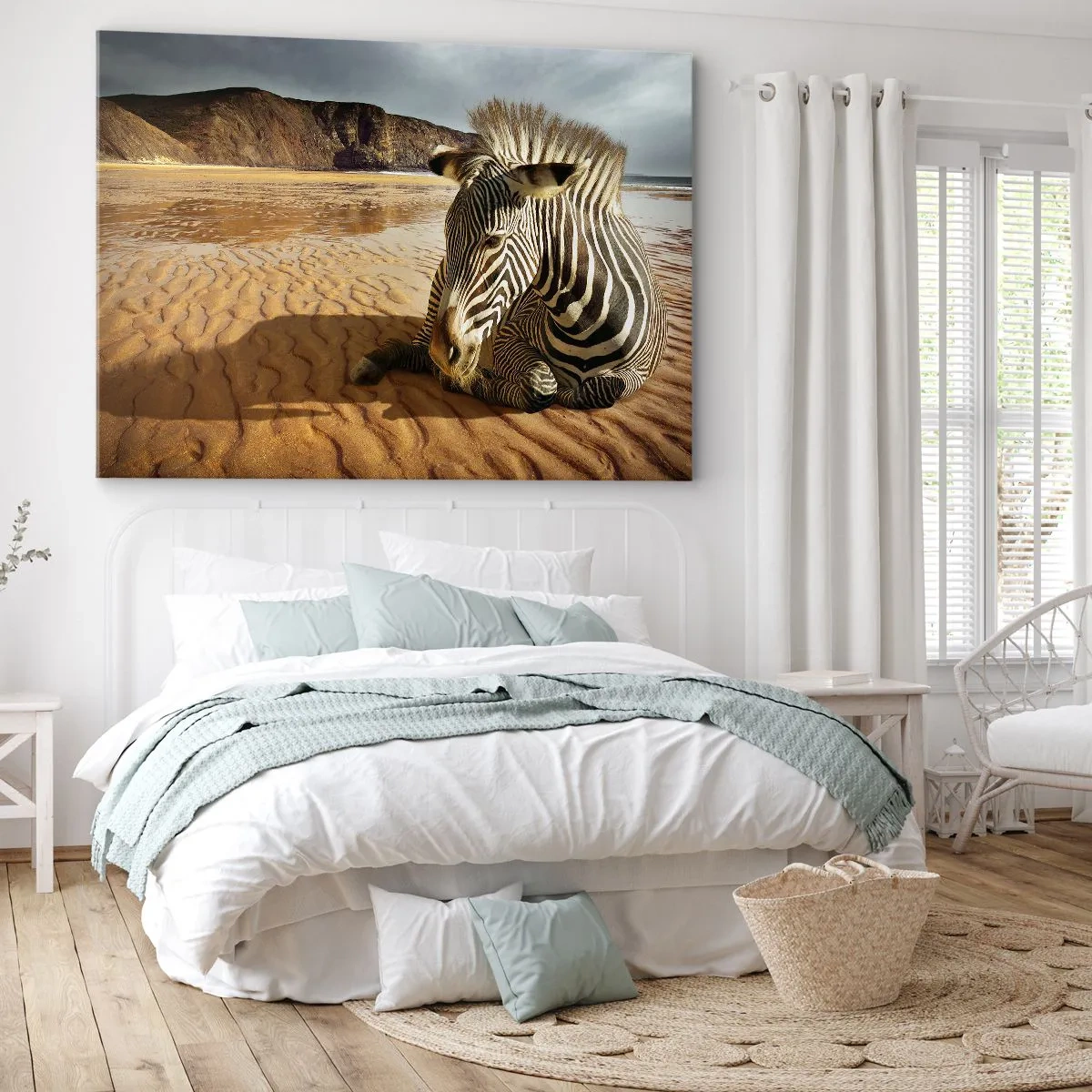 Impression sur toile - Image sur toile - Un zèbre se reposant sur une plage de sable avec des falaises en arrière-plan. - 70x50cm - On va bien ensemble - Décoration murale moderne pour le salon et la chambre ARTTOR